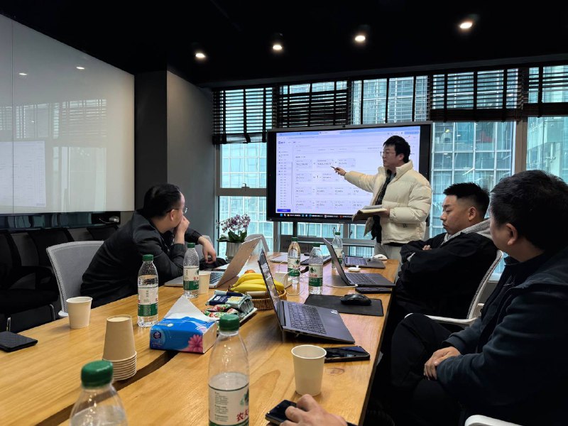 和老板出来拜访别的公司，完了结束的时候悄咪咪地和我说了一句：跑了好几家公司，越觉得你还是挺牛的，一个人把别人二三十号人的活给干了