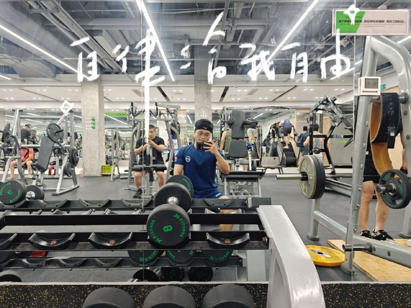 本周的非工作安排：周一：练胸+单车+游泳周二：和教练蹲腿周三：中午救援训练+晚上单车课+搏击课周四：单车课+踏板课周五：一天的水上救援训练周五晚上开车去上海，周末是两天沟通表达课，身体应该可以休息以下