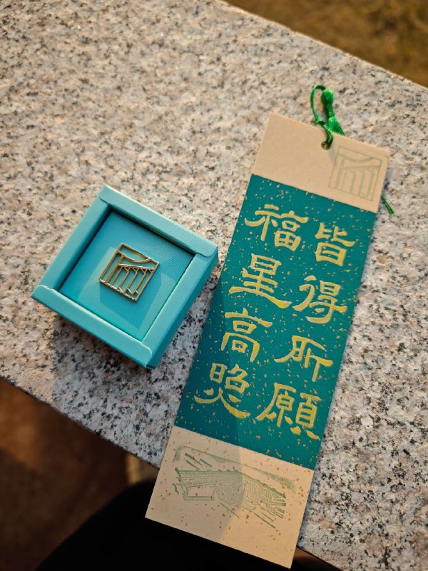 这两周又开始看纸质书了，虽然在一本书揣着实在有点不方便
