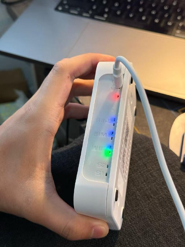 买了一个远程收短信的设备，可以同时插两张卡